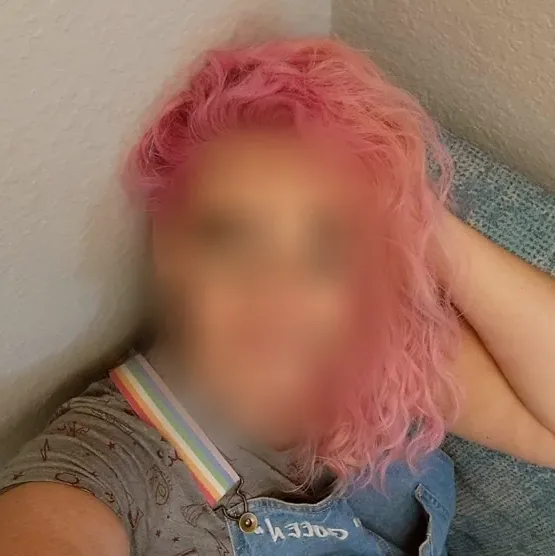Mia, 28